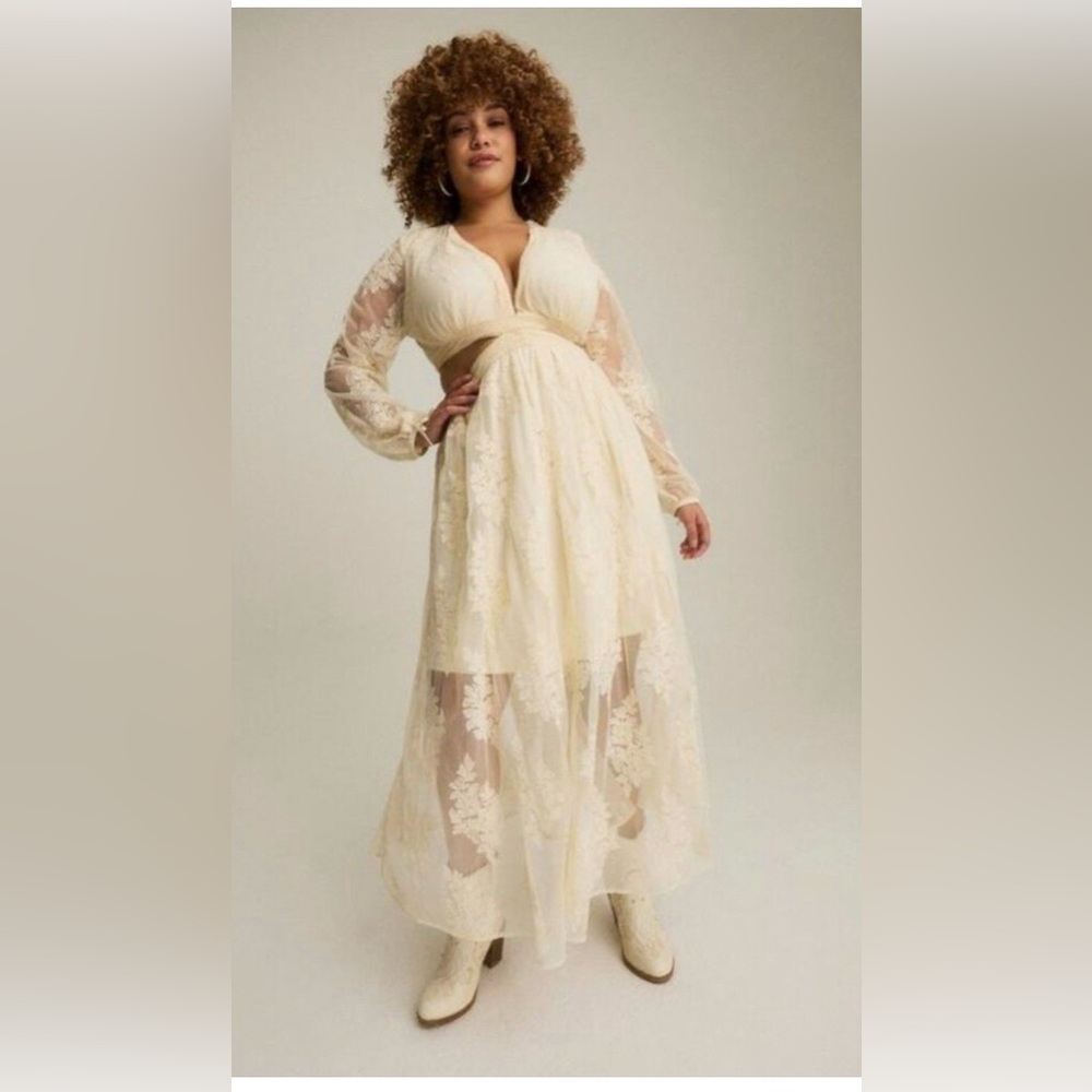 Elegant Cream Lace Torrid Festi Maxi Dress